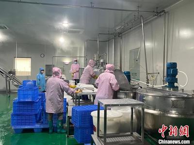 匠心獨(dú)運(yùn) 從鮮友生產(chǎn)車(chē)間看玩具果汁產(chǎn)品的制作藝術(shù)